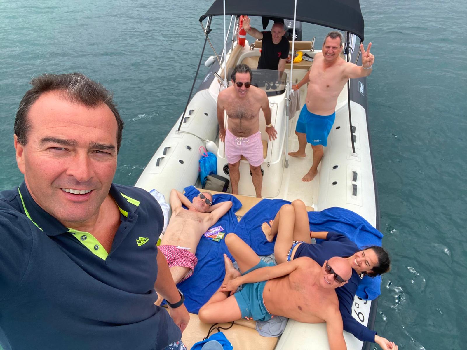 Grupo disfrutando de una salida a bordo de una embarcación semirrígida