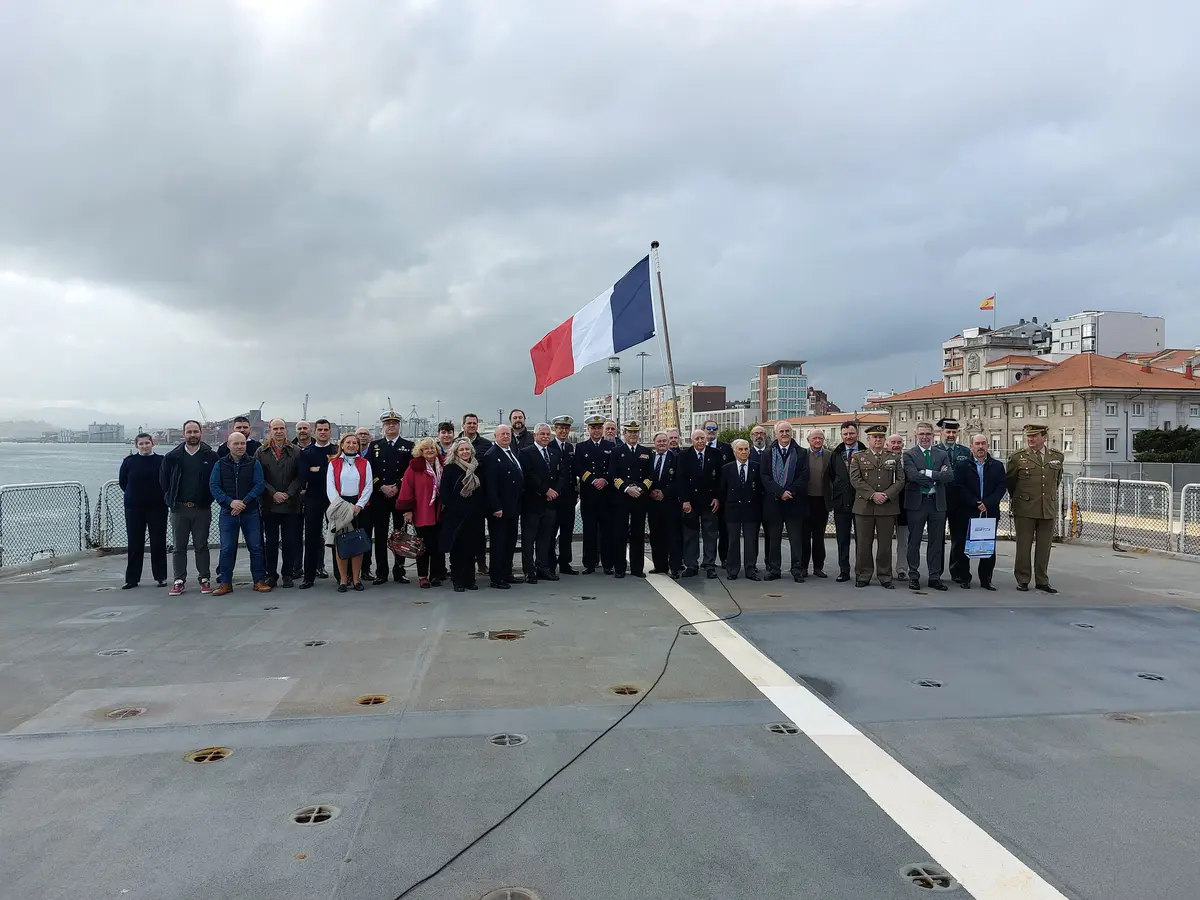 Participantes en la visita al buque de la armada francesa